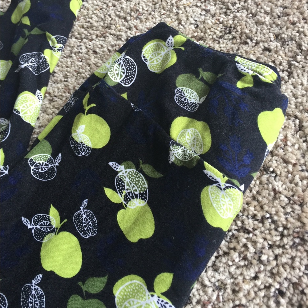 Lularoe one size leggings apple print