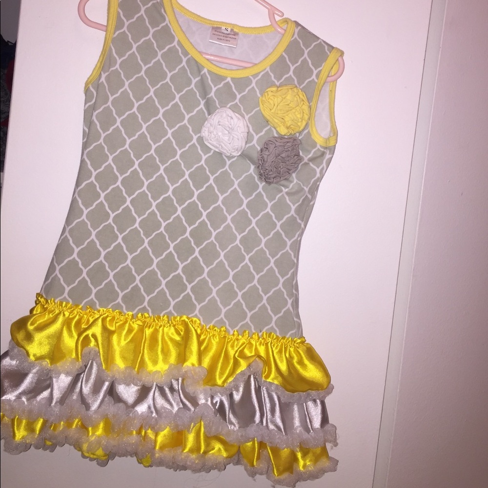 Girls Gorgeous Quatrefoil ruffle trim Top!