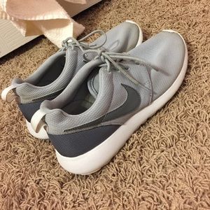 Grey Nike roshes