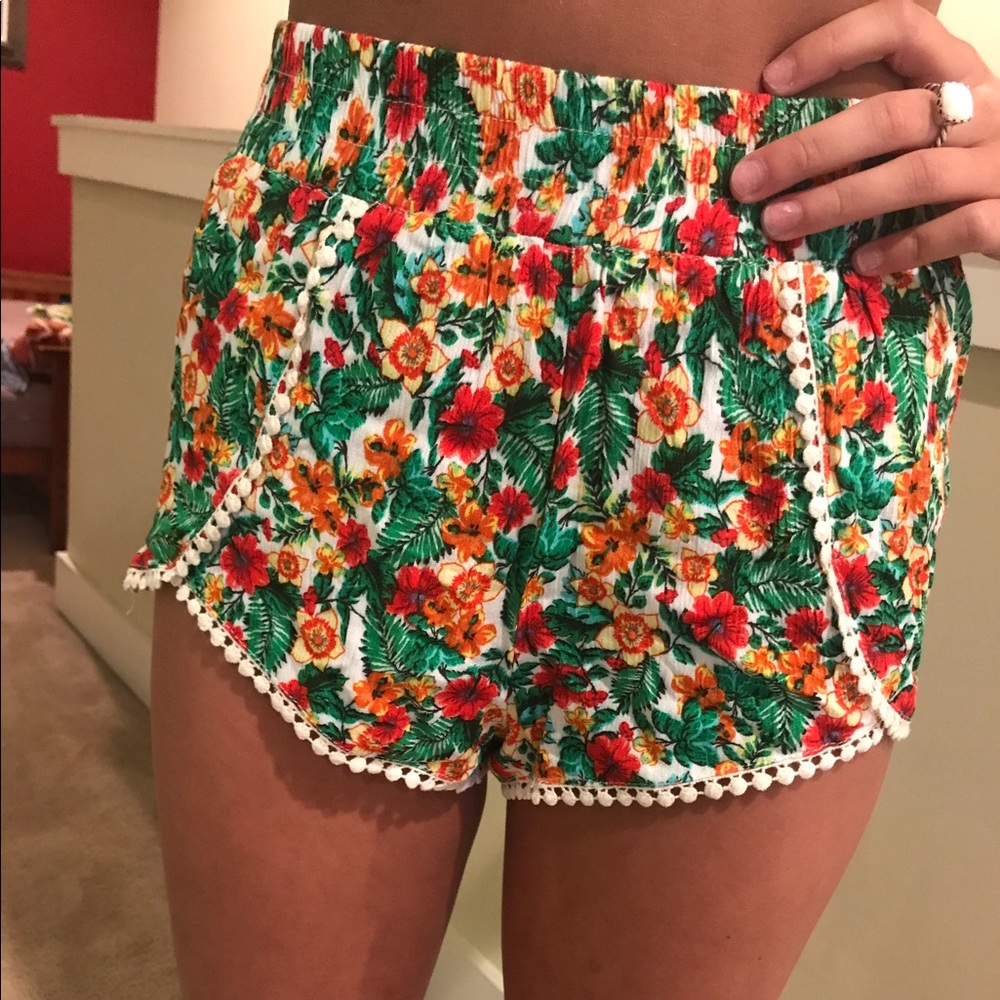 Floral elastic shorts