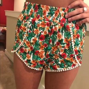 Floral elastic shorts