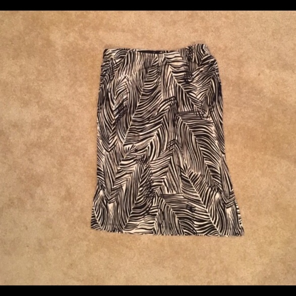 Cute knee-length BCBG skirt