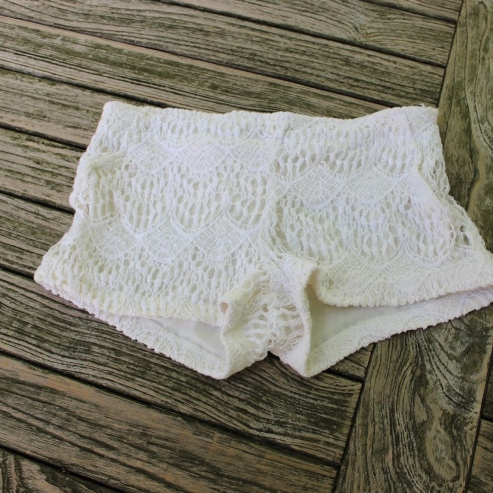 Lace white elastic shorts