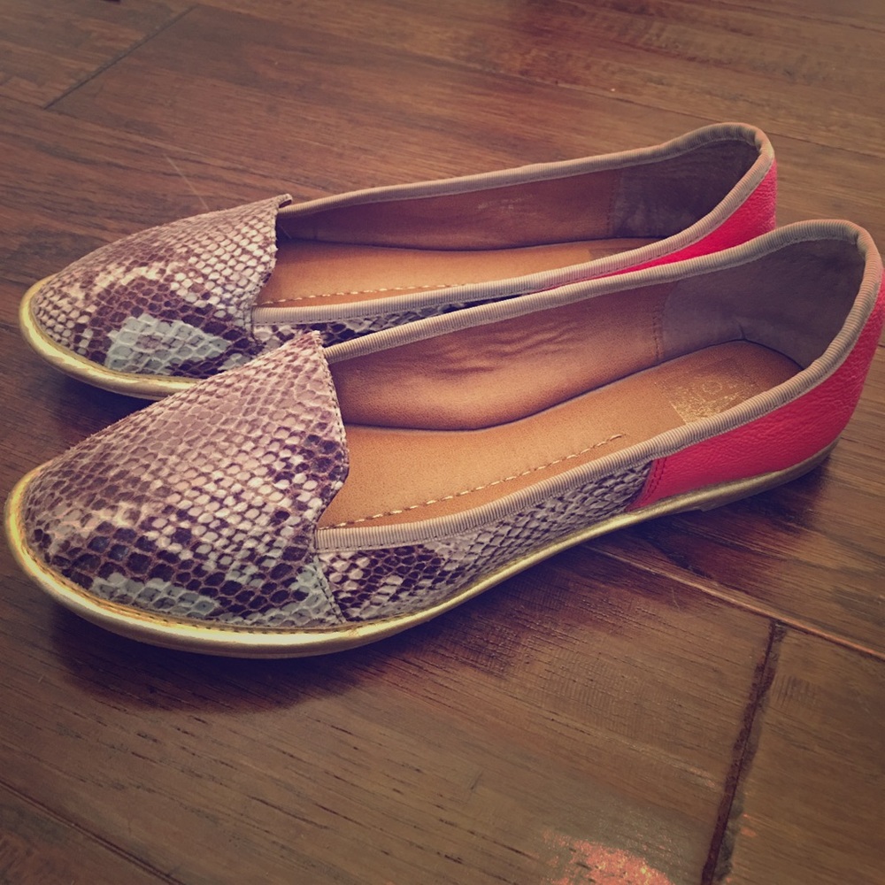 DV by Dolce Vita snakeskin flat 7.5