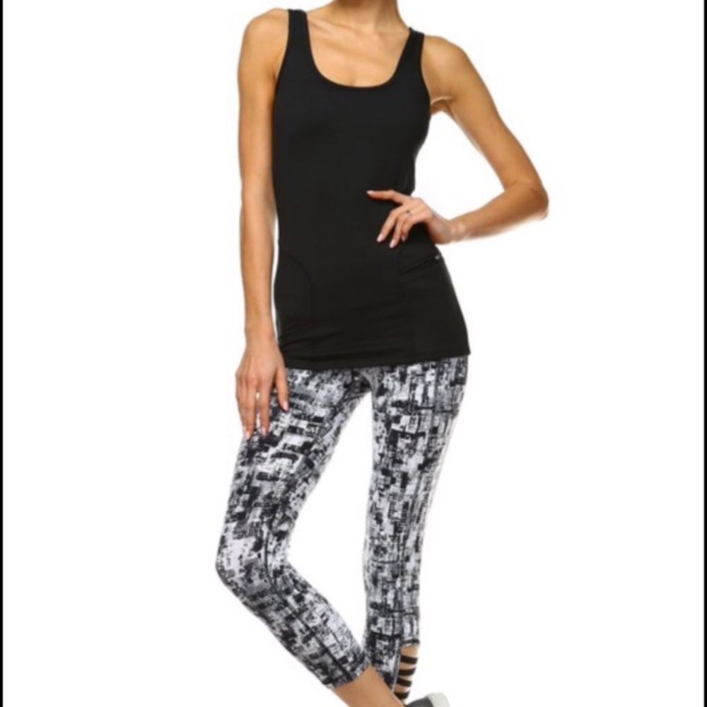 🆕 Workout Criss Cross tank with pocket for phone! - Picture 7 of 8