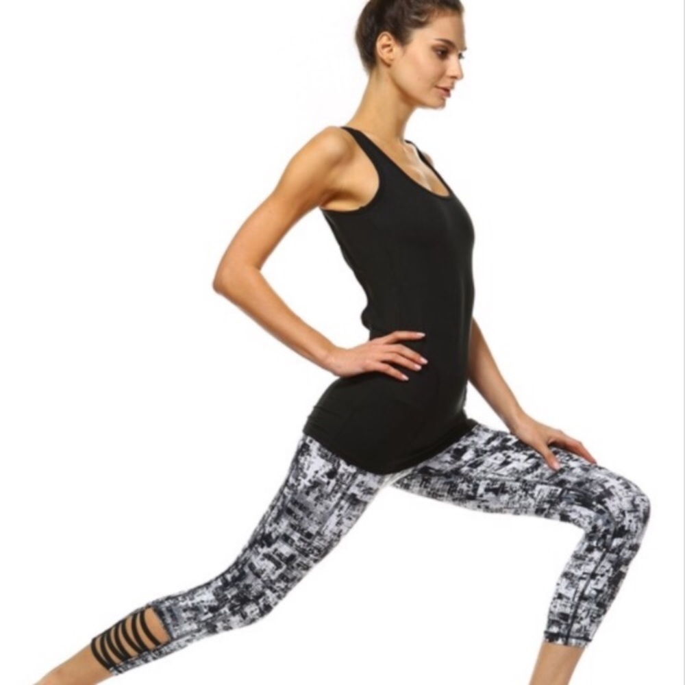 🆕 Workout Criss Cross tank with pocket for phone! - Picture 8 of 8