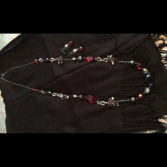 Red and black necklace with earrings - Picture 1 of 1