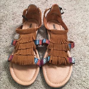 Brown sandals with fringe