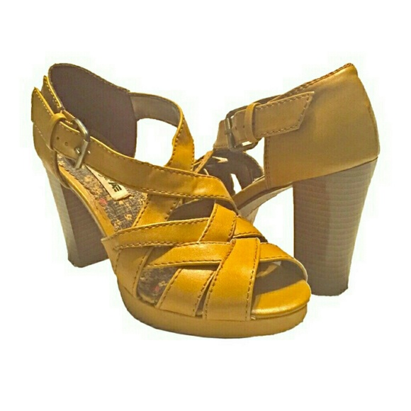 American Eagle Heel - Picture 3 of 8