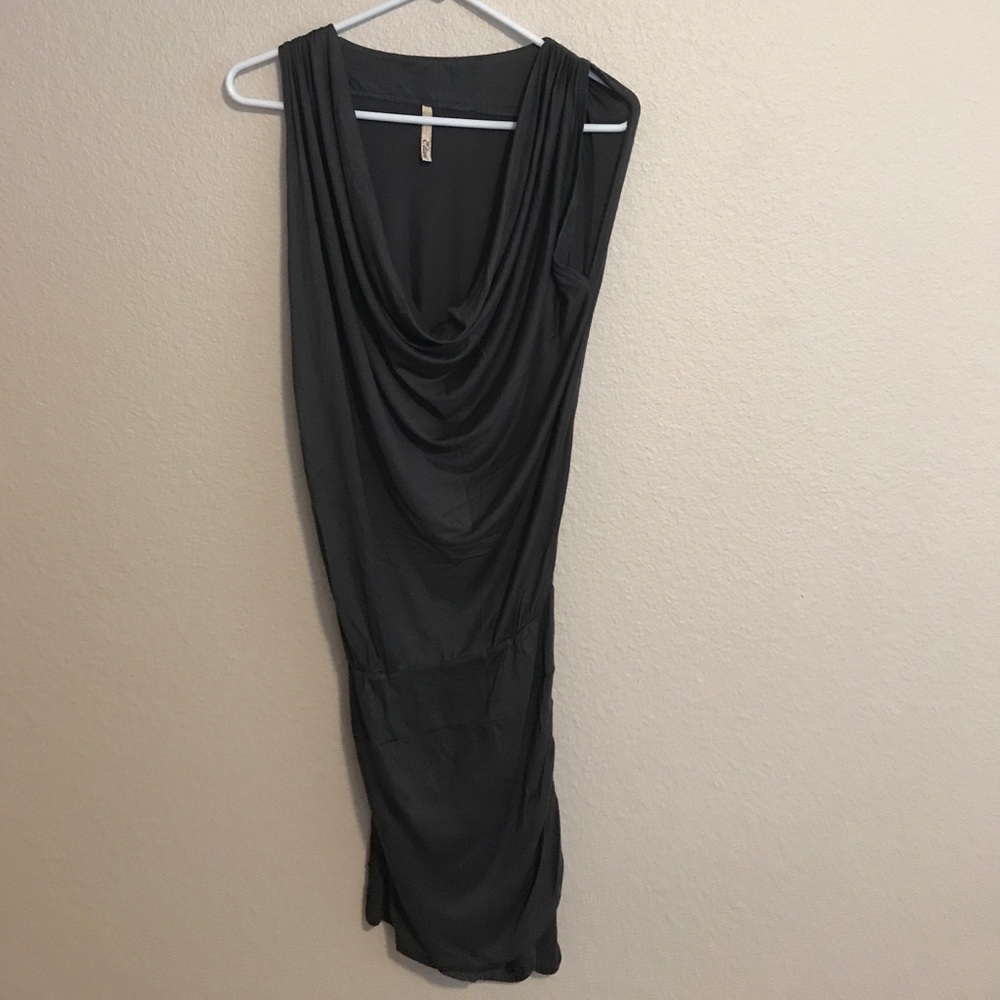 Chic grey drape dress!