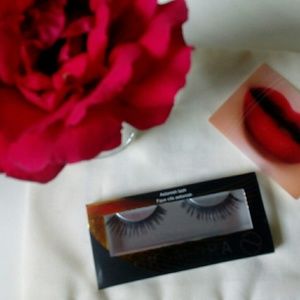 Brand New Sephora Astonish Falsies Lashes w Glue