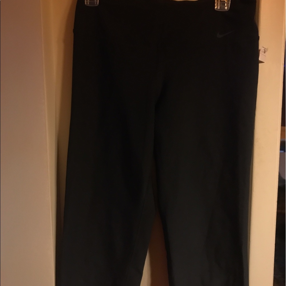 LIKE NEW CROPPED NIKE PANTS