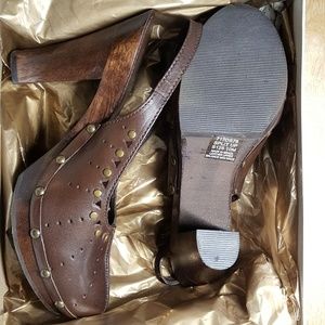 LAST CHANCE NWT Dr Scholl's Split Up Heels, S10