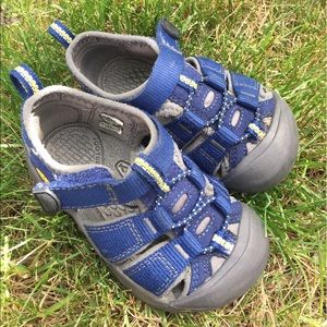 Keen toddler size 6 Newport H2 sandals - navy