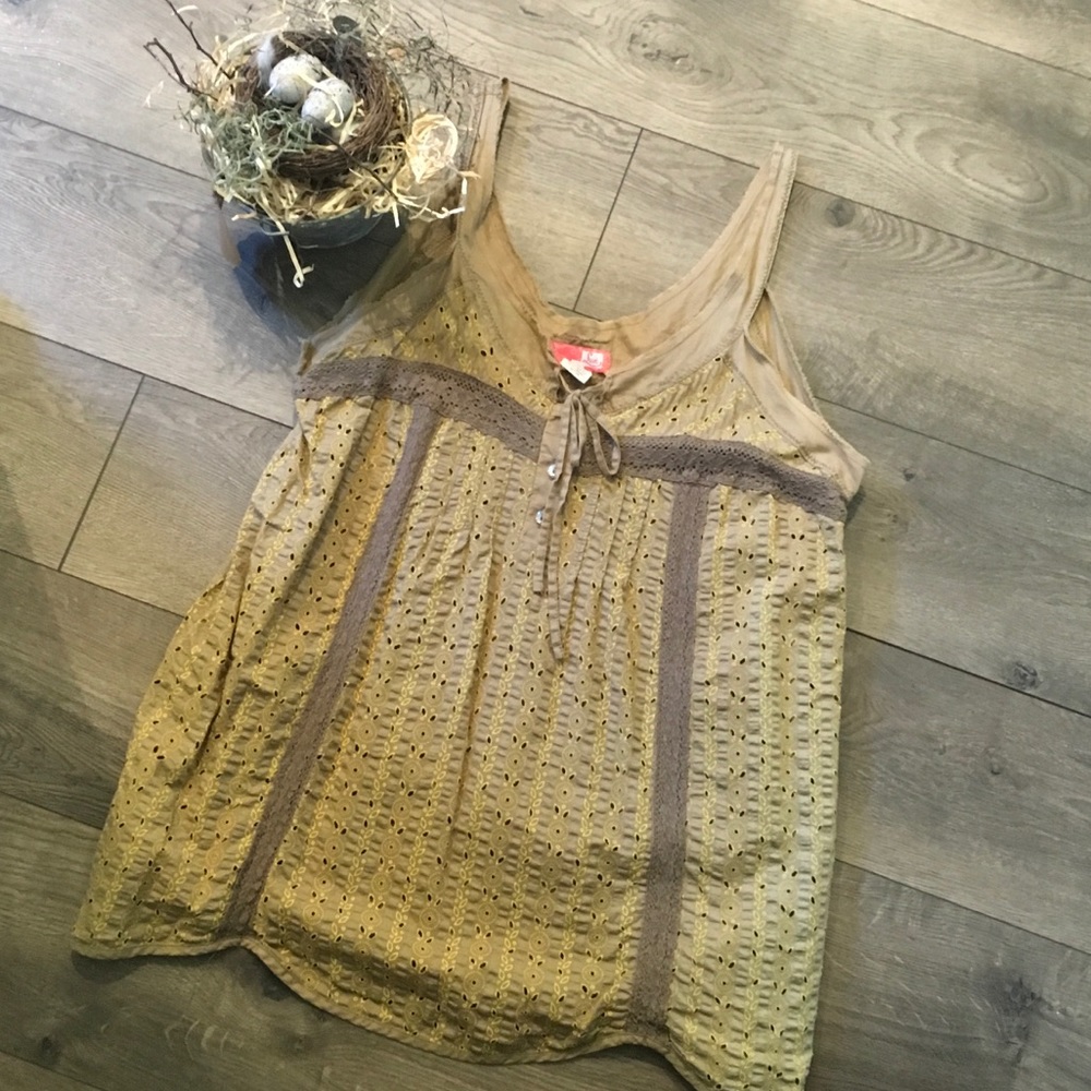 EYELET LACE EMBELLISHED TOP