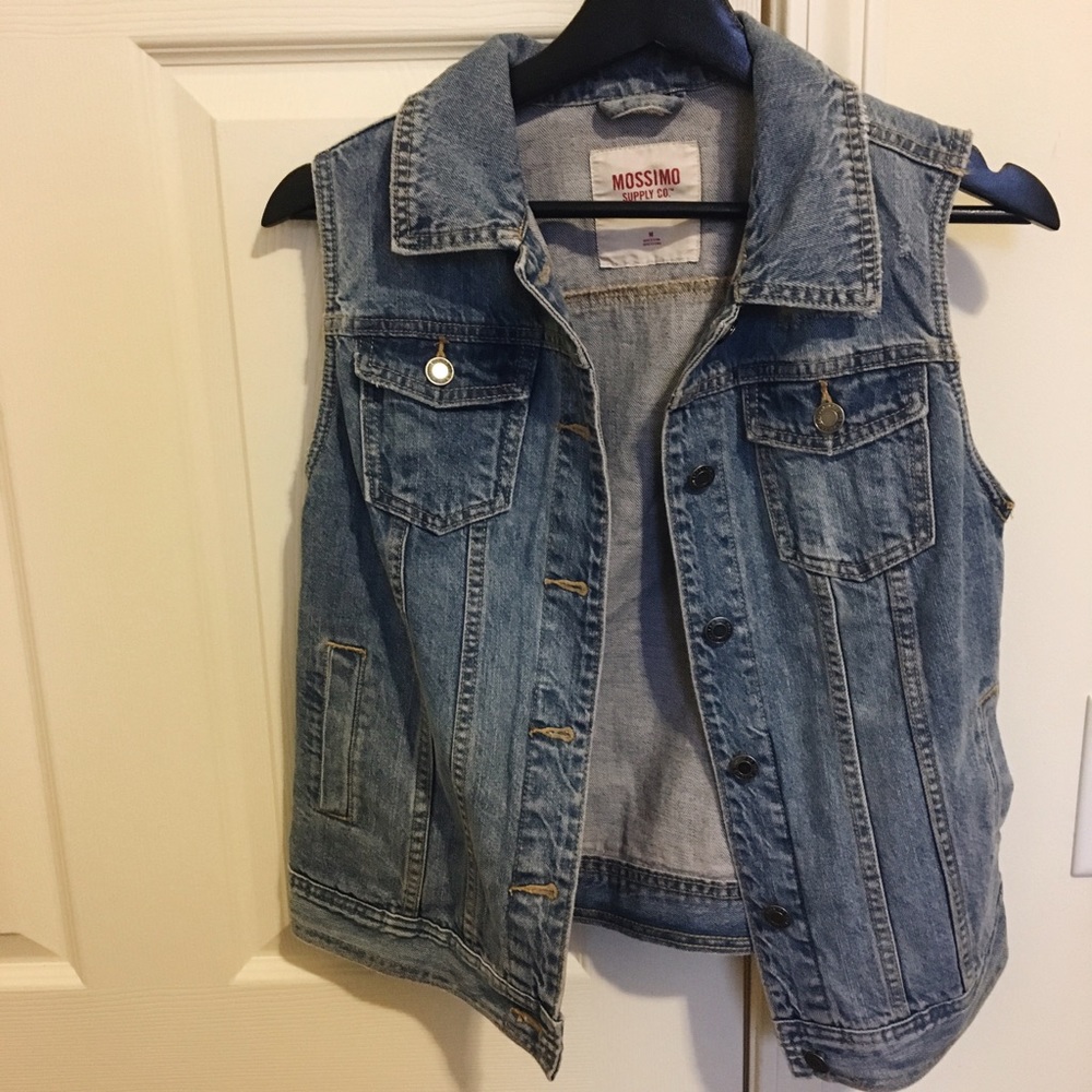 sleeveless jean jacket !