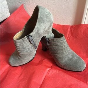 Gray shade ankle boots