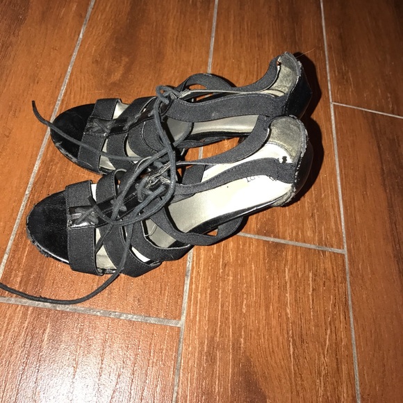 🌺🌸Heels 👠 all shoes in my closet must go!🌸🌸 - Picture 3 of 3