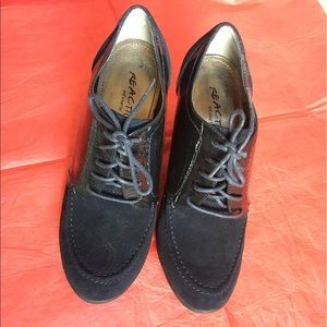 Navy blue heeled oxford