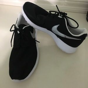Black Nike Roshe