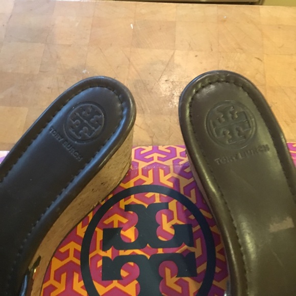 Pristine TORY BURCH Gold T Logo "SnakeSkin"Sandals - Picture 2 of 8