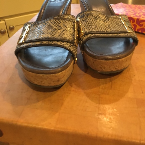 Pristine TORY BURCH Gold T Logo "SnakeSkin"Sandals - Picture 3 of 8