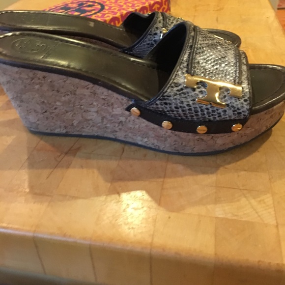Pristine TORY BURCH Gold T Logo "SnakeSkin"Sandals - Picture 4 of 8