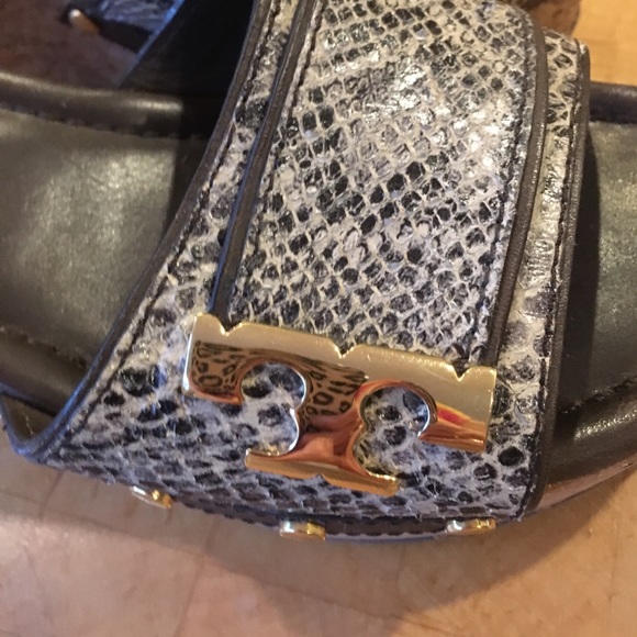 Pristine TORY BURCH Gold T Logo "SnakeSkin"Sandals - Picture 5 of 8