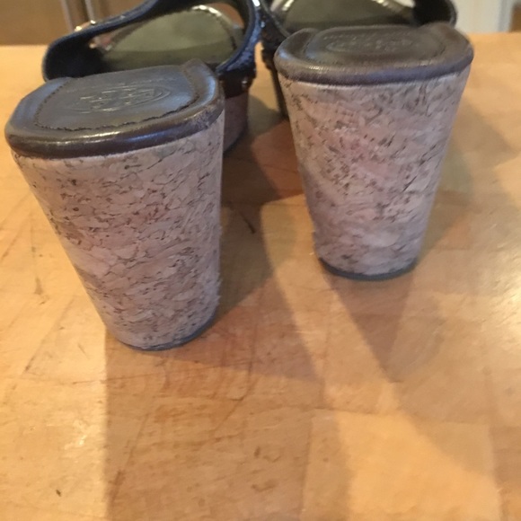 Pristine TORY BURCH Gold T Logo "SnakeSkin"Sandals - Picture 6 of 8