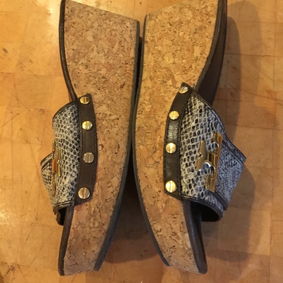 Pristine TORY BURCH Gold T Logo "SnakeSkin"Sandals - Picture 7 of 8