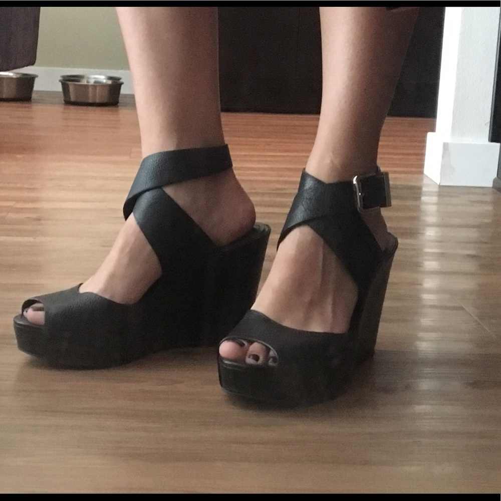 Size 39 BCBG Generation black leather wedge