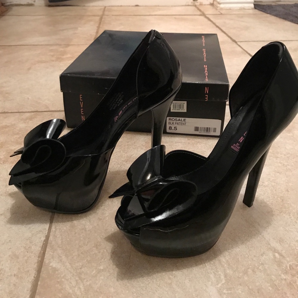 Steve Madden Rosale black patent peep to pump