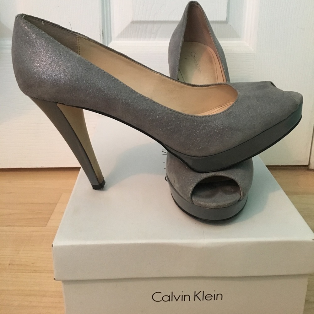 Peeped toe gray Calvin Klein heels!😊
