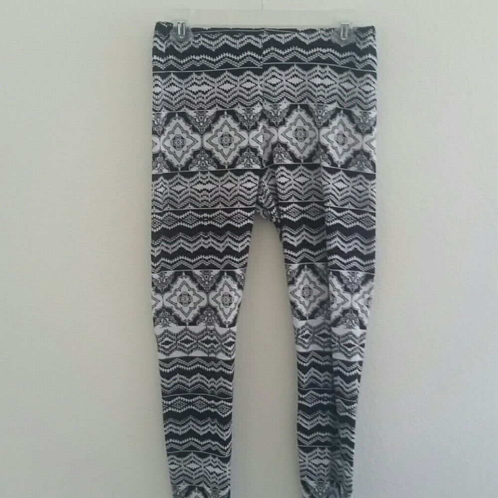 Black/white patterned leggings