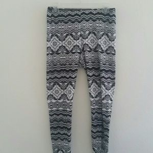 Black/white patterned leggings