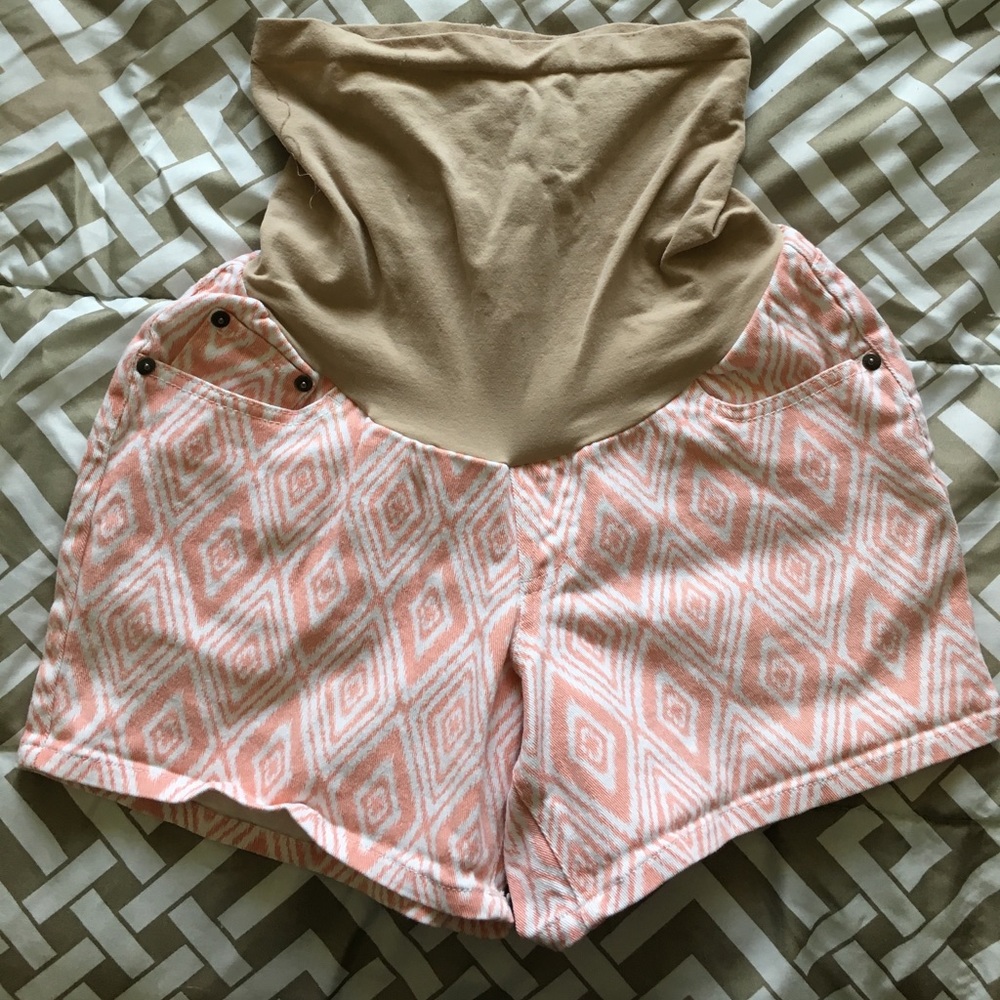 Super cute maternity shorts