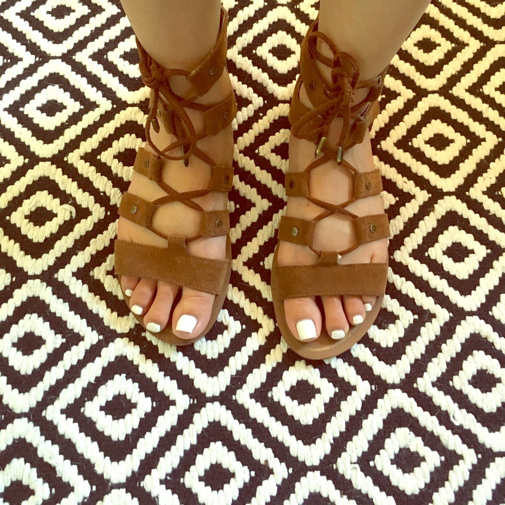 Dolce vita vegga tie up sandal in the color saddle