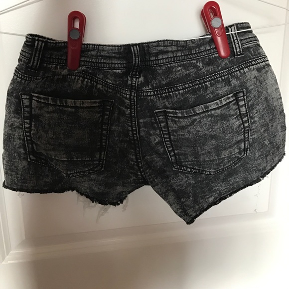 Short size 3! Worn maybe 3 times! 🌸🌺🎈 - Picture 2 of 4