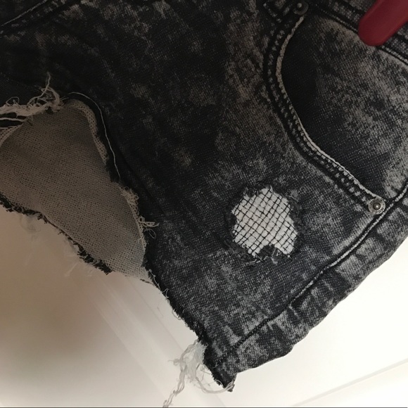 Short size 3! Worn maybe 3 times! 🌸🌺🎈 - Picture 4 of 4