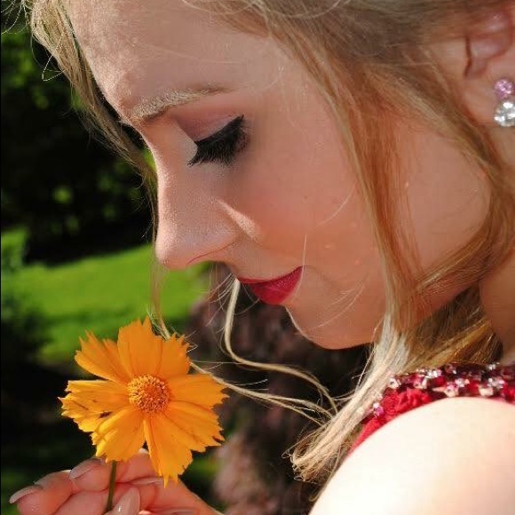 Meet your Posher, Kayla - Picture 4 of 5