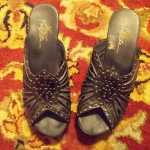 NWOT Volatile Boutique Black wedges