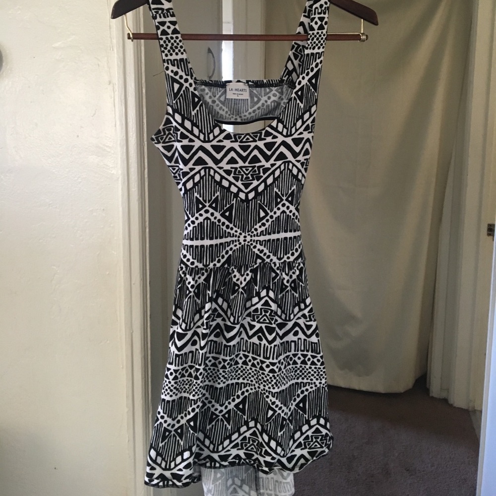 SALE ‼️Black and white, cut out back, sundress