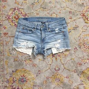 AEO Light-wash Shortie with lace detail pockets