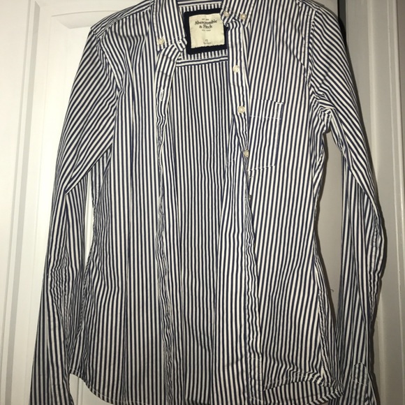 Botton up collared longsleeved. - Picture 1 of 4