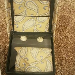 Men's Tie cufflink and handkerchief