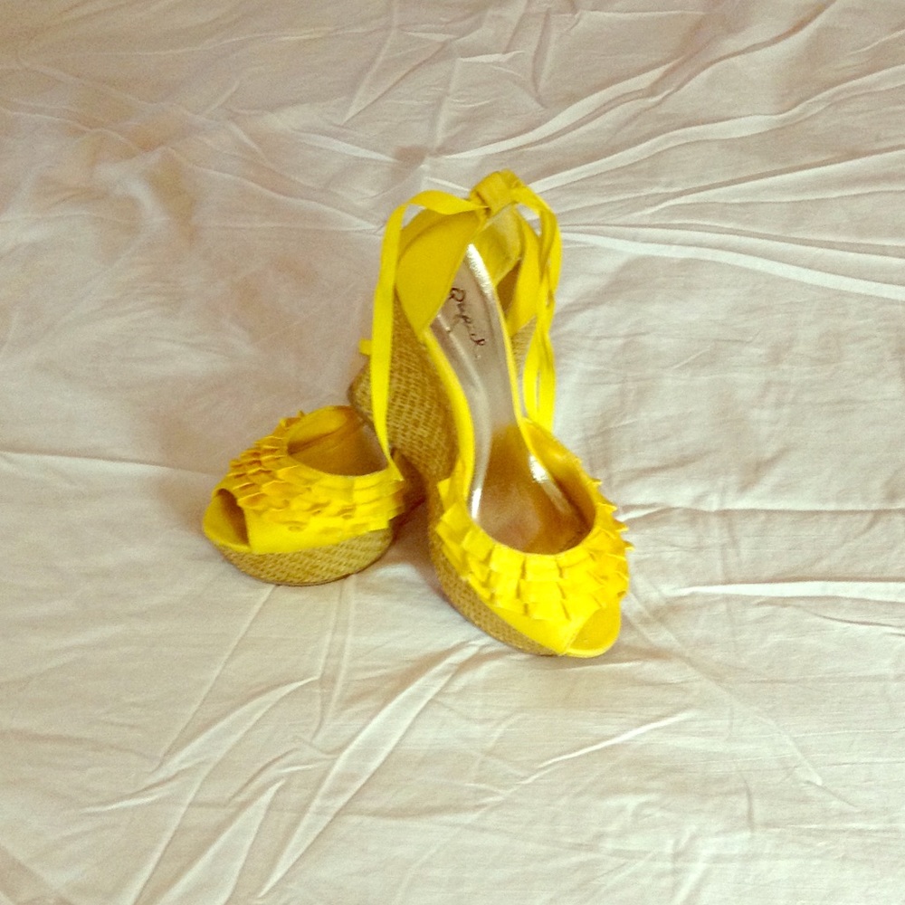 🌞 Sunshine Yellow Wedges