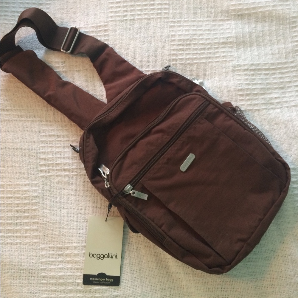 NWT Baggallini Messenger Bag