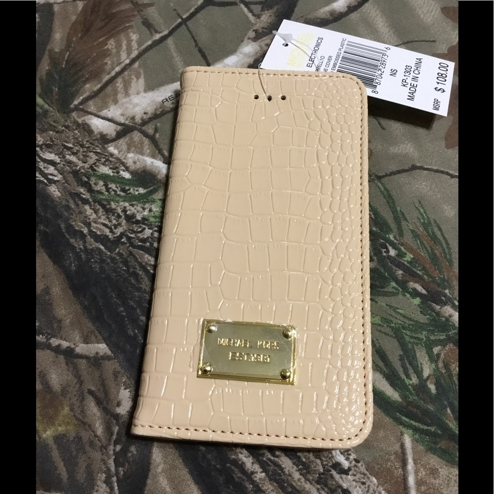MK Phone case and wallet. Snakeskin peach.