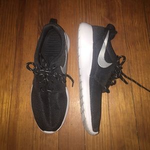 Black Nike Roshe