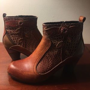 Spring Step L'artiste booties Size 6